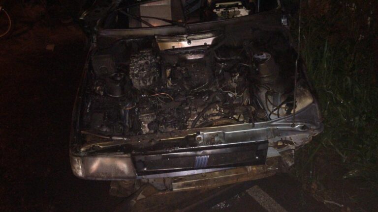 Carro pega fogo após sair de pista na Avenida José Leonardo Santos, em Capinzal