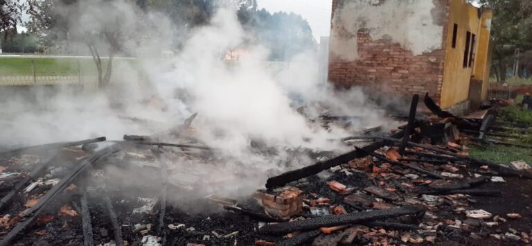 Casa é destruída por incêndio na madrugada deste domingo na serra catarinense