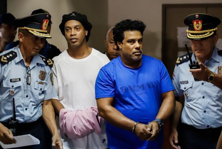 Defesa de Ronaldinho pede prisão domiciliar para ele