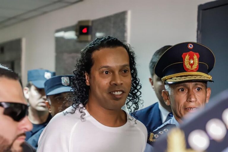 Defesa pede novamente prisão domiciliar para Ronaldinho
