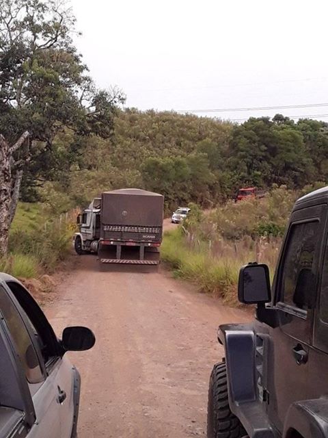 Motorista bloqueia estrada com carreta após não conseguir se deslocar, em Zortéa