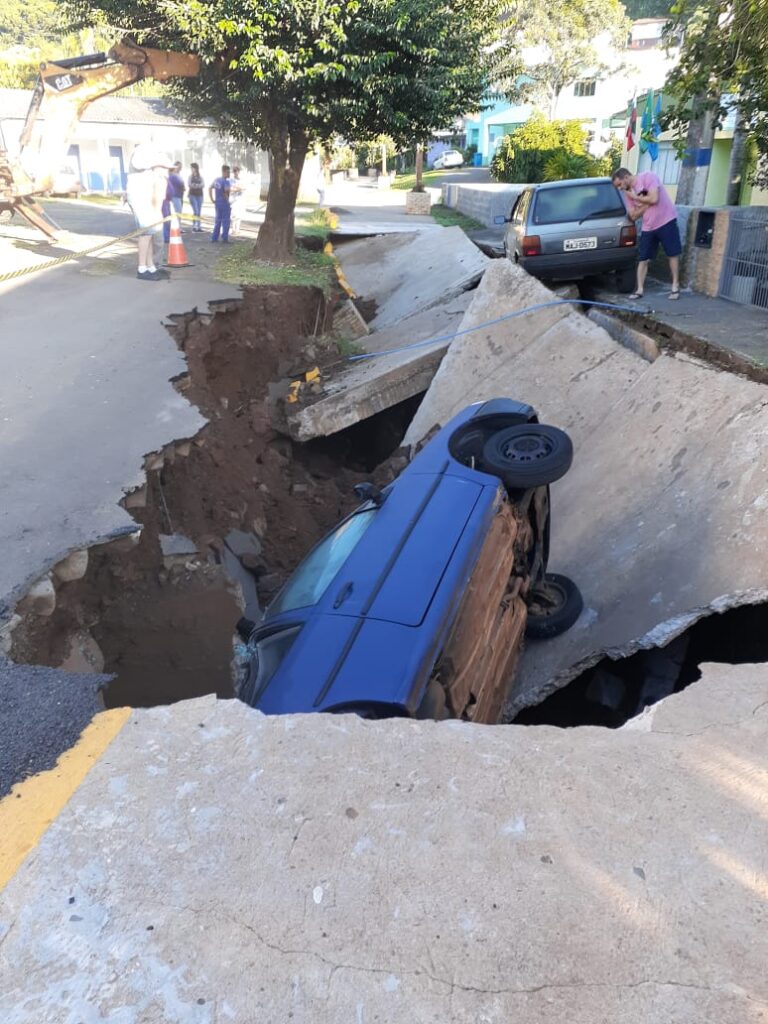 Vídeo: Carro é ‘engolido’ após parte de galeria ceder no centro de Lacerdópolis