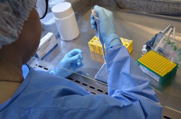 Em parceria com Lacen, UFSC começa a fazer testes de detecção do coronavírus