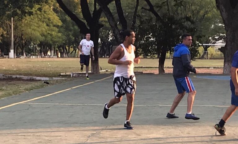 Ronaldinho Gaúcho disputa partida de futsal com outros presos no Paraguai