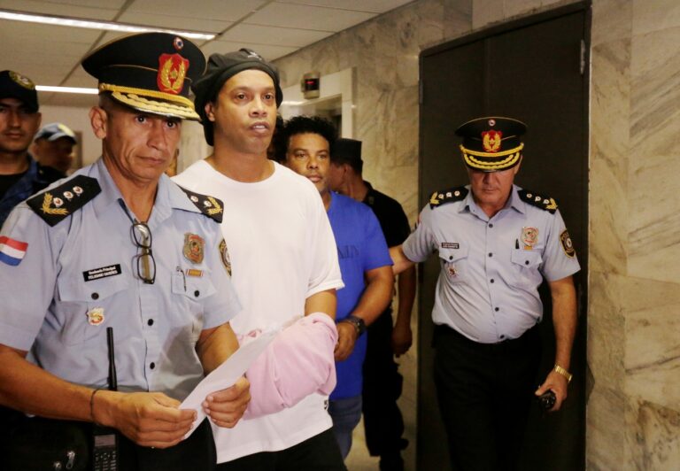 Um mês depois, Ronaldinho segue preso no Paraguai e sem perspectiva de sair