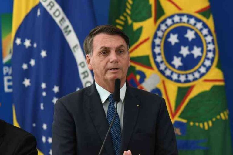 Bolsonaro revoga MP que estimula emprego de jovens para salvar texto de caducar