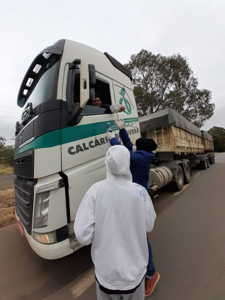 Vídeo: Capinzalenses distribuem água e marmita a caminhoneiros na BR-282