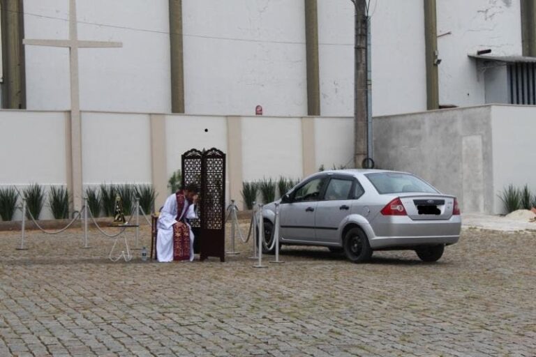 Padre faz confissão de fiéis em “drive thru” em São Bento do Sul
