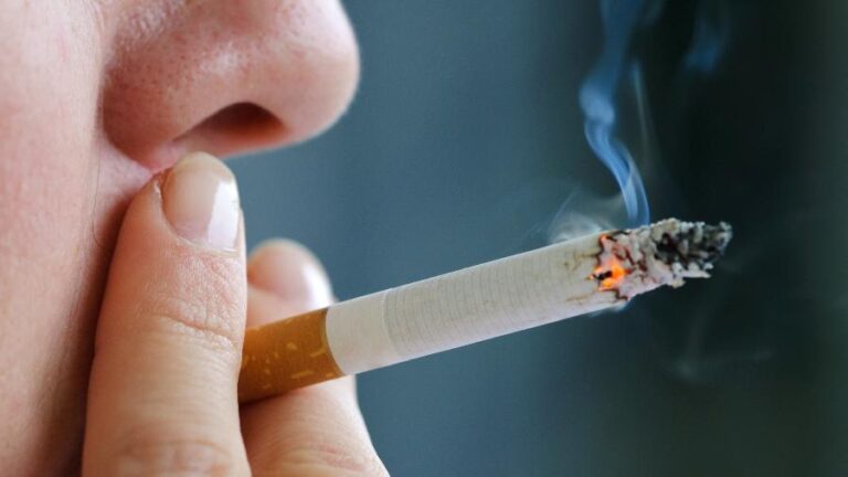 Covid-19: especialistas em saúde pedem que fumantes larguem cigarro agora