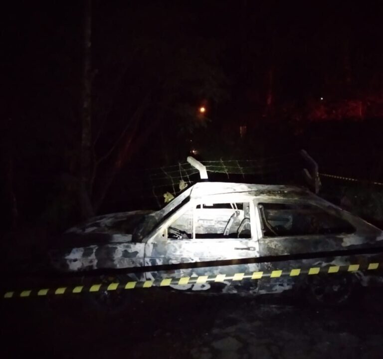 Vítima foi queimada viva dentro de veículo em Chapecó, segundo a Polícia Civil