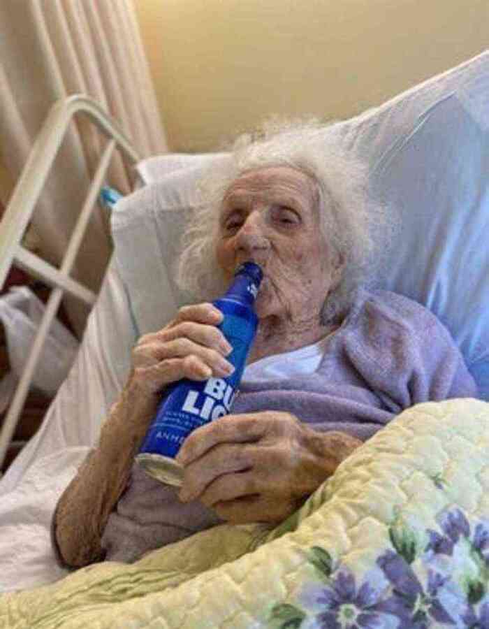 Mulher de 103 anos comemora cura do coronavírus bebendo cerveja
