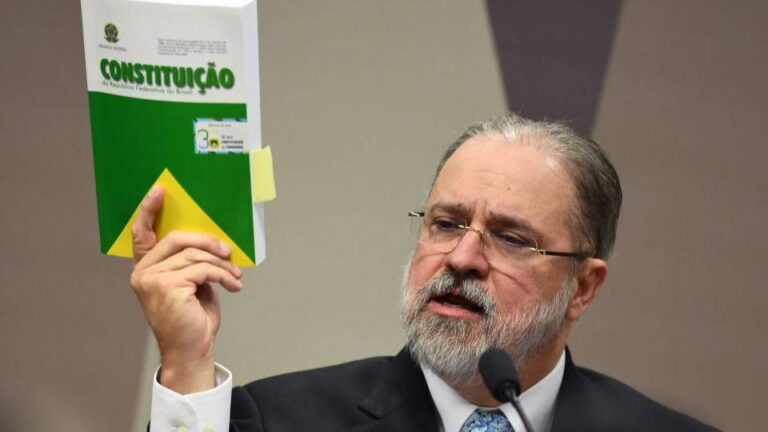 Aras se manifesta contra apreensão do celular de Bolsonaro