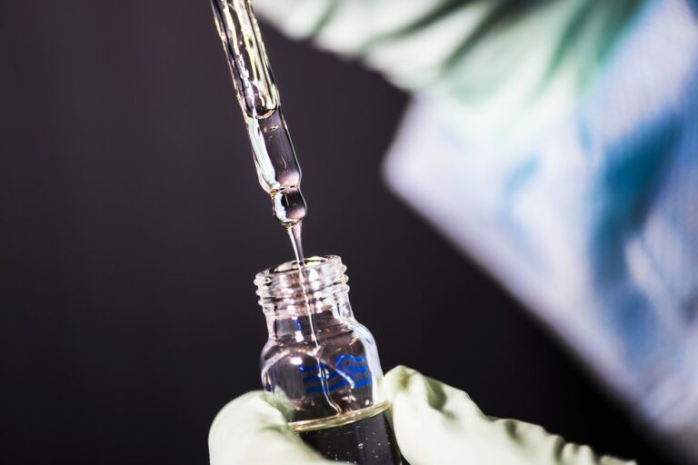 Vinte e uma vacinas contra a Covid-19 já estão em testes em humanos