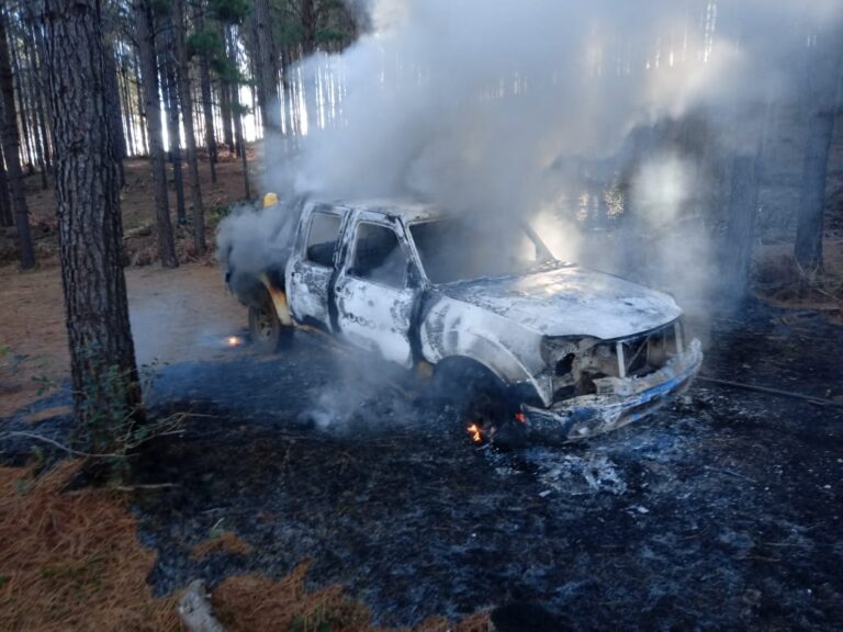 Incêndio destrói veículo no interior de Santa Cecília