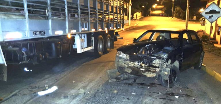 Colisão entre carro e caminhão resulta em danos materiais, em Ipira