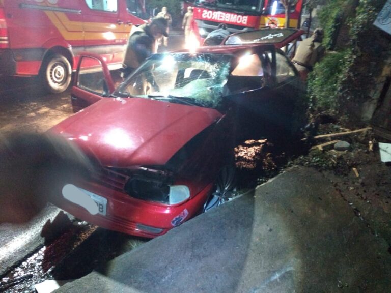 Jovens ficam feridos em acidente em Videira; carro colidiu contra um muro