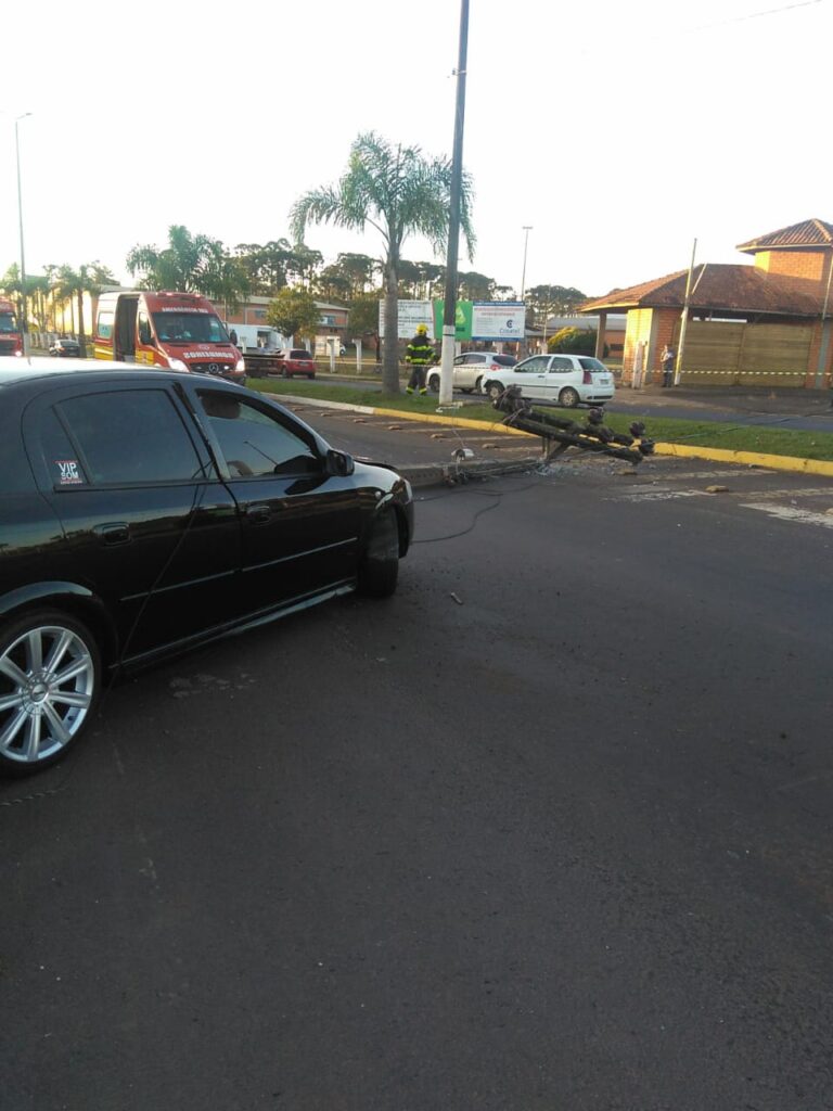 Carro com placas de Campos Novos derruba poste em avenida de Curitibanos