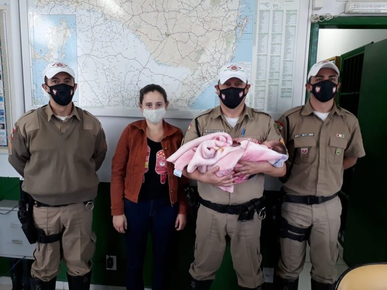 Bebê engasgada com leite materno é salva por policiais militares rodoviários