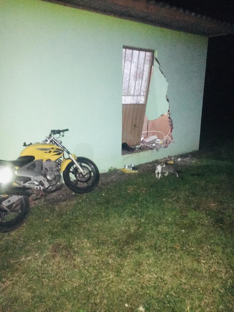 Motociclista morre a caminho do hospital após colidir com residência no Oeste