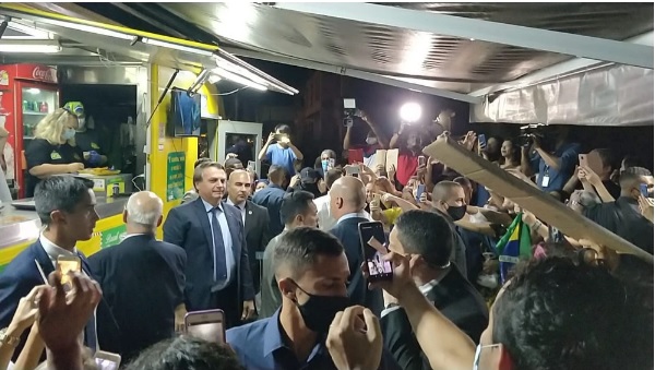 Emissora critica Bolsonaro por ‘comer sem máscara’, mas apaga