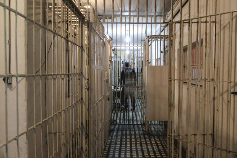 Oito detentos fazem buraco e fogem da penitenciária em SC