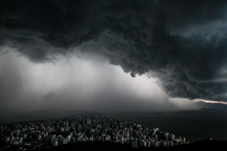 “Condições meteorológicas explosivas”: SC tem alerta de tempo severo nesta semana