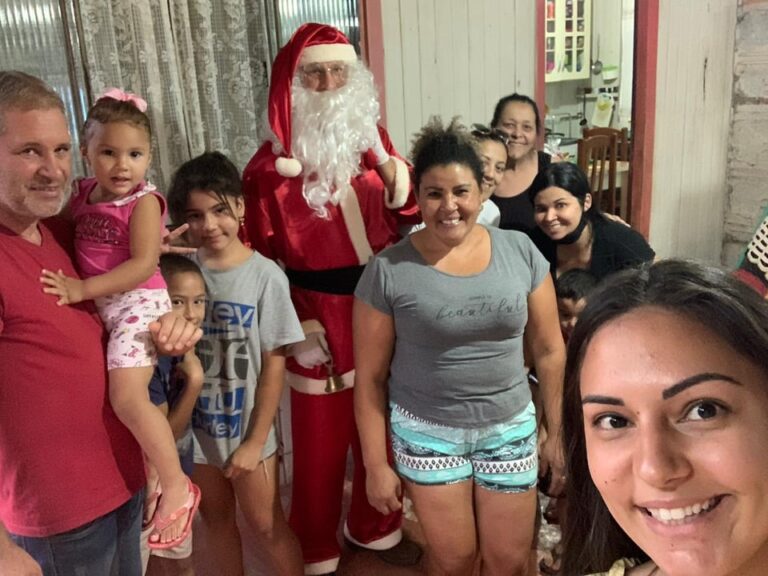 Após pedido em rede social, moradora de Joaçaba recebe a visita do Papai Noel