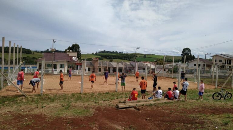 Capinzal: Comunidade do Loteamento Novo Horizonte recebe materiais esportivos