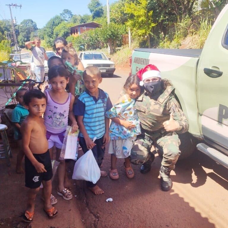 Polícia Militar Ambiental entrega presentes de Natal para crianças de Joaçaba, Ibicaré e Zortéa