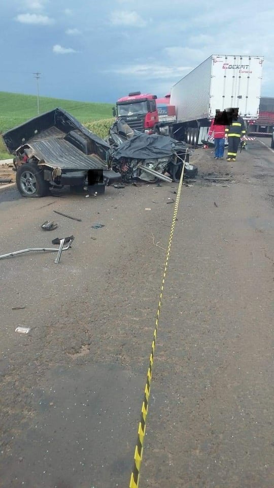 Fotos: Caminhonhete em que estavam pai e filho mortos na BR-470 ficou destruída