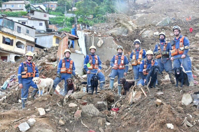 Primeira equipe de bombeiros catarinenses conclui missão com localização de 15 vítimas, em Petrópolis/RJ