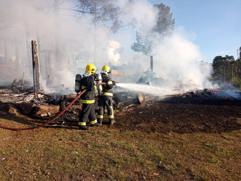 Incêndio destrói casa de madeira em propriedade no interior de Campos Novos