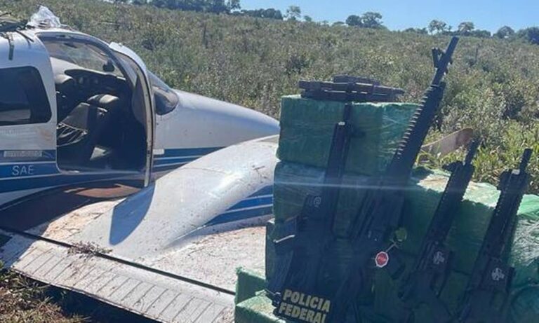PF apreende aeronave com cocaína e fuzis na fronteira com o Paraguai