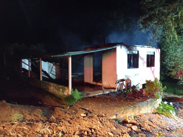 Casa usada como depósito é atingida por incêndio no interior de Capinzal