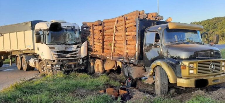 Colisão entre caminhão e carreta deixa motorista ferido no Trevão do Irani