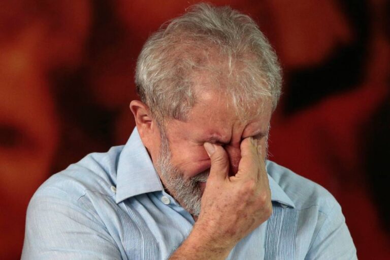 Pedido de impeachment de Lula bate recorde de assinaturas