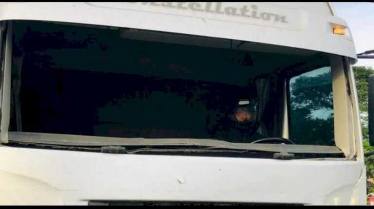 PMRv flagra caminhoneiro dirigindo sem para-brisa e usando capacete em SC