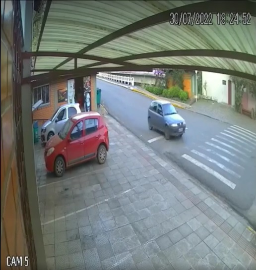 Vídeo mostra momento exato em que carro é furtado no centro de Ibicaré