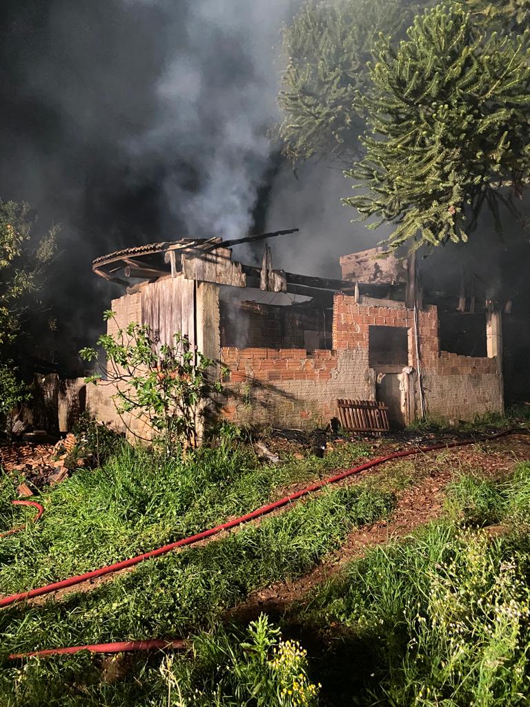 Incêndio em galpão é registrado às margens da SC-390 no município de Celso Ramos