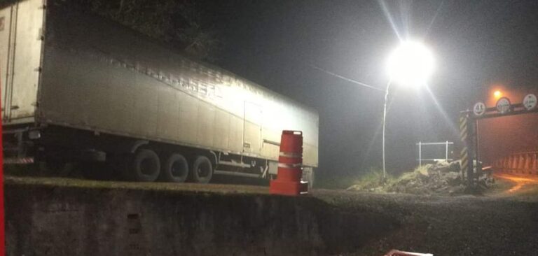 Caminhão “entalado” na cabeceira da ponte rodoferroviária de Marcelino Ramos/RS