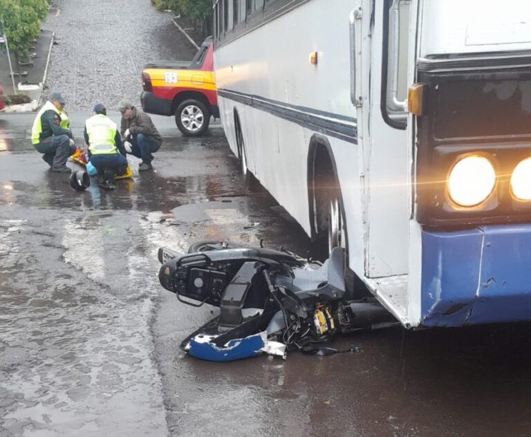 Homem de 42 anos morre em acidente entre ônibus e moto no Oeste catarinense