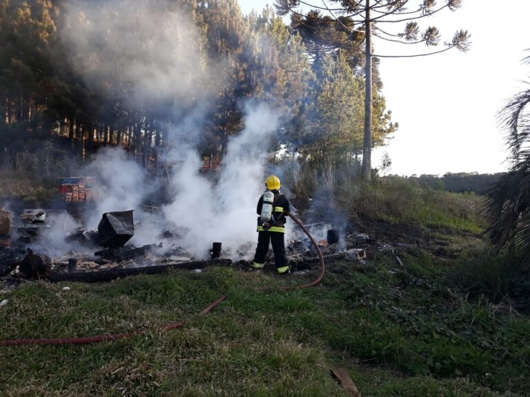 Incêndio destrói casa de idosa em Lebon Régis; imóvel de madeira foi consumido