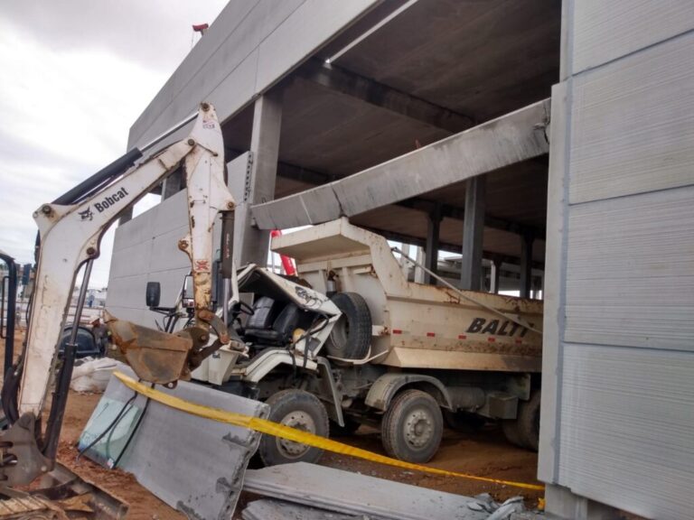 Homem fica preso dentro de caminhão após queda de concreto em SC