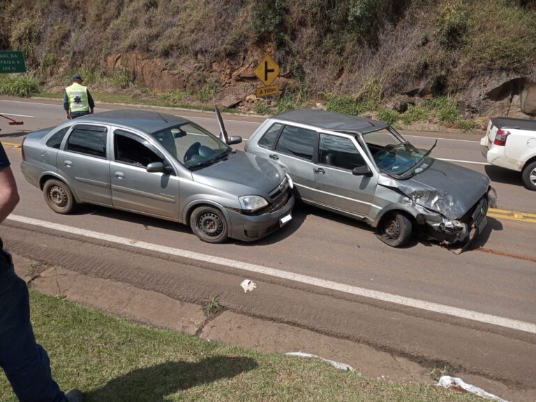Colisão lateral envolve dois automóveis, em Videira; acidente foi em frente à Havan