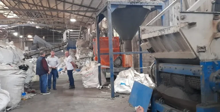 Trabalhador morre atingido por um silo em indústria plástica