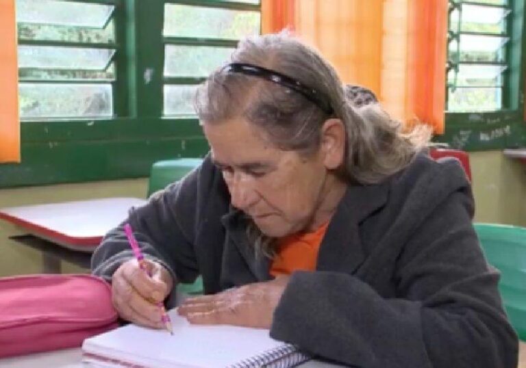 Aos 71 anos, idosa entra na escola para aprender a ler e escrever, no RS