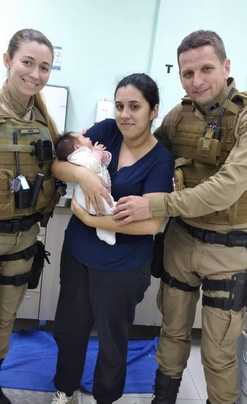 Policiais salvam bebê de 10 dias engasgada com leite materno