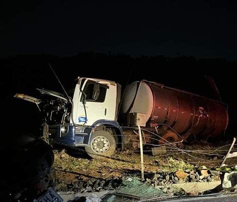 Grave acidente com caminhão de leite deixa um morto na região Oeste