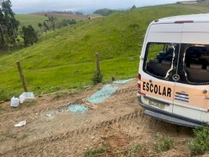 Motorista morre prensado por van escolar em Santa Catarina
