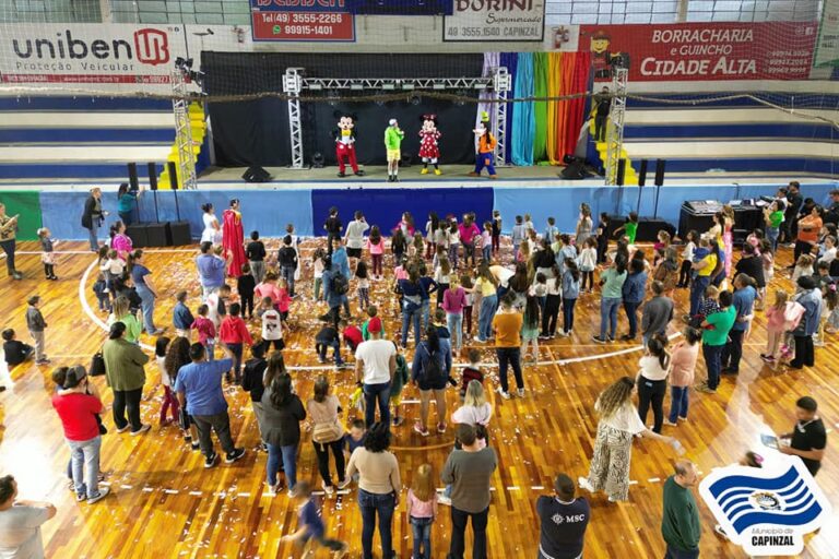Grupo Faro realiza show infantil em comemoração à Semana da Criança, em Capinzal